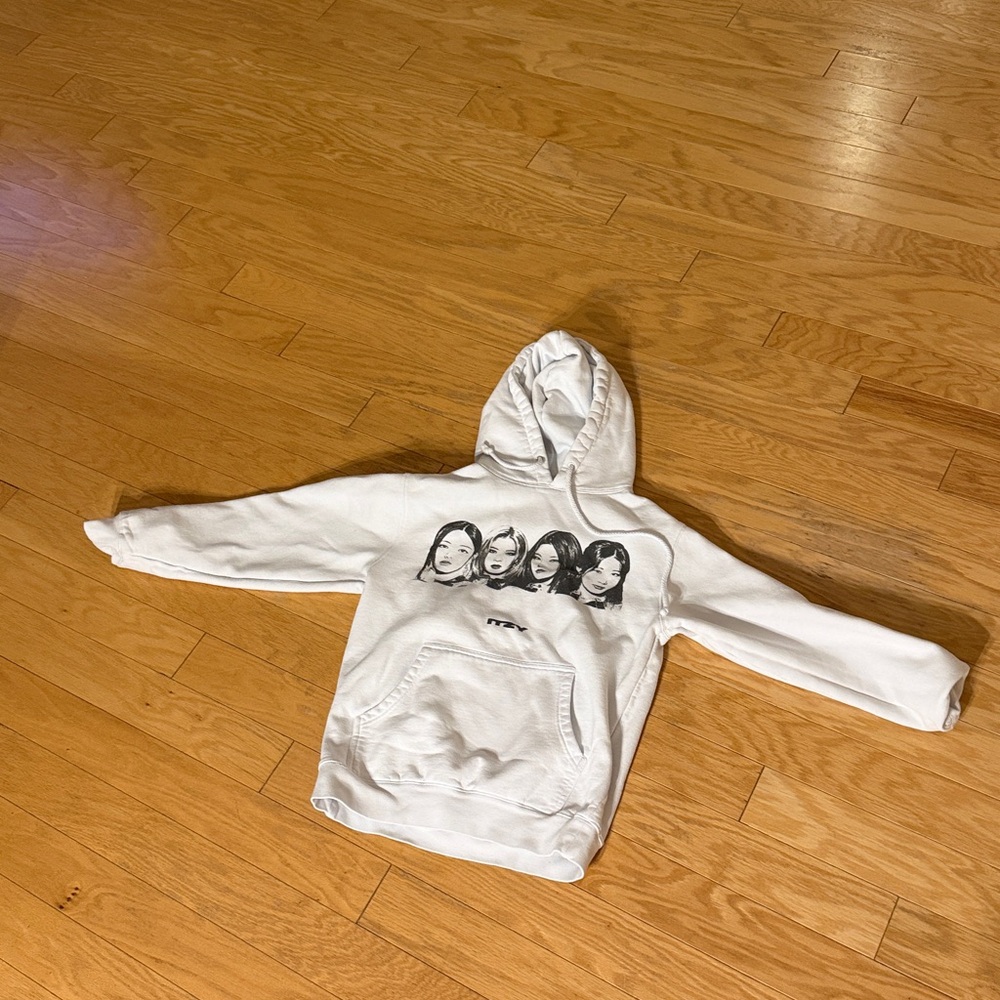Itzy Born To Be World Tour Official Hoodie - Small - Used